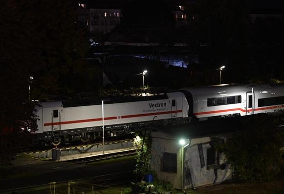 Vectron angekuppelt am Talgo-Set in ICE-Lackierung.
