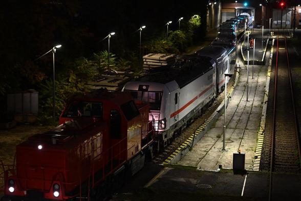 Blick über den ganzen Zug samt Rangierlok. Hälfte im Schuppen.