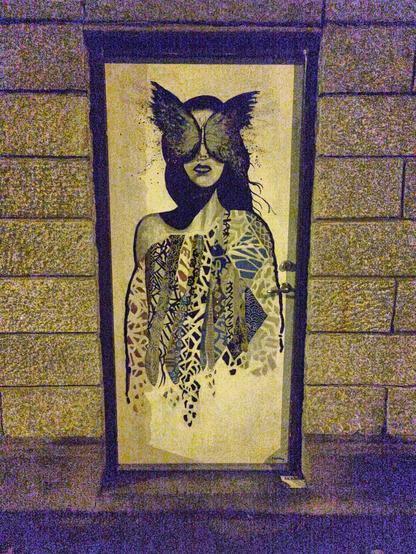 Streetart. Femme avec un papillon décorant son visage