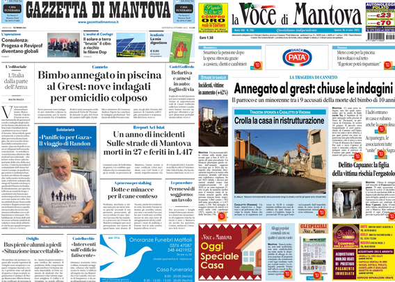 Schermo acceso che mostra le prime pagine di due giornali italiani  Nell’immagine si vede uno schermo (probabilmente di un tablet o computer portatile) acceso in una stanza completamente buia. Sullo schermo sono visibili, affiancate, le prime pagine di due giornali italiani locali: la “Gazzetta di Mantova” (a sinistra) e “La Voce di Mantova” (a destra). I titoli principali riportano entrambi una notizia riguardante un bambino annegato in piscina. Sotto i titoli ci sono altre notizie di cronaca e riquadri pubblicitari. Il resto della stanza è completamente oscurato e non si vedono altri dettagli.