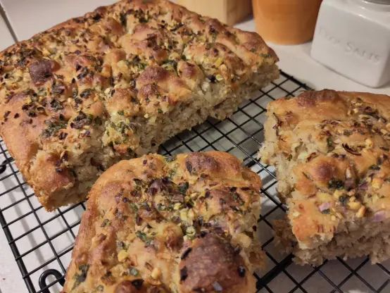 Das Focaccia wurde zum Auskühlen auf ein Abkühlgitter gelegt. Zwei 10cm Stücke wurden bereits abgeschnitten für die gedachten Sandwiches.