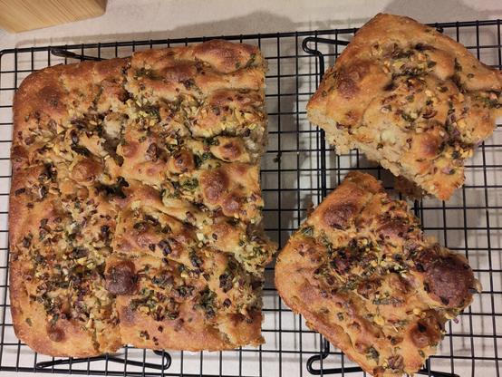 Das fertig gebackene Focaccia auf einem Abkühlgitter