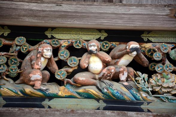 Sculpture of 3 monkeys: coverobg ears, mouth, eyes