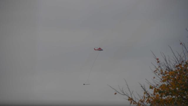 Hubschrauber mit Sonde  an langem Drahtseil