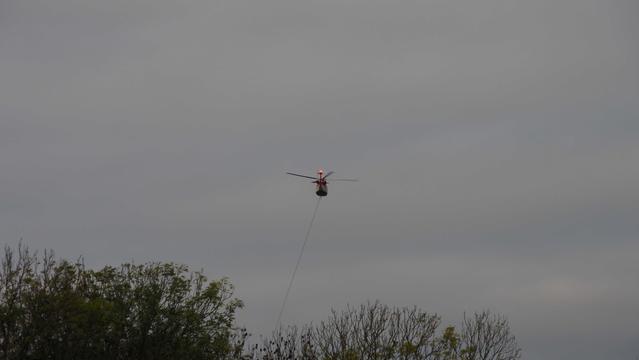 Hubschrauber mit schwingendem Drahtseil