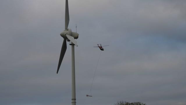 Windrad mit Hubschrauber