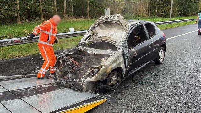 Een van de betrokken voertuigen bij het ongeval op de A28 bij knp. Hoogeveen