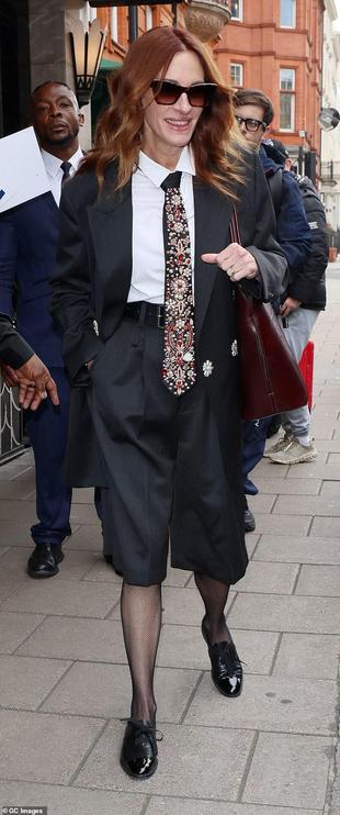 Julia Roberts wearing a Zars London tie.