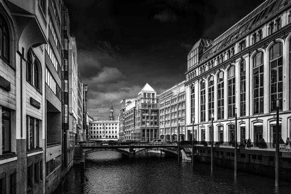 Blick auf die Bleichenbrücke und das Bleichenfleet in Hamburg mit der Hauptkirche St. Michaelis im Hintergrund, fotografiert in Schwarz Weiss.