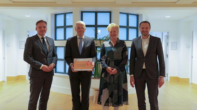 Mark Janssen (Zorginstituut), Geranne Engwirda (NZa) en Jasper Hoekstra (ACM) overhandigden het advies Naar maatschappelijk 
aanvaardbare prijzen voor dure medicijnen aan de minister van Volksgezondheid, Welzijn en Sport (VWS).