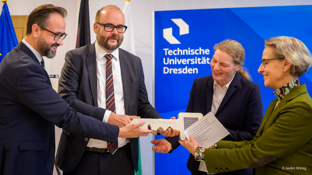 Wissenschaftsminister Sebastian Gemkow, Finanzminister Christian Piwarz, Prof. Birgit Beckmann, Dekanin der TUD-Fakultät Bauingenieurwesen, und TUD-Rektorin Prof. Ursula Staudinger bei der symbolischen Schlüsselübergabe (v.l.n.r.).
