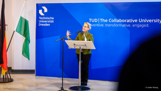 TUD-Rektorin Prof. Ursula Staudinger bei einer Rede zur feierlichen Übergabe des Beyer-Baus an die TUD.