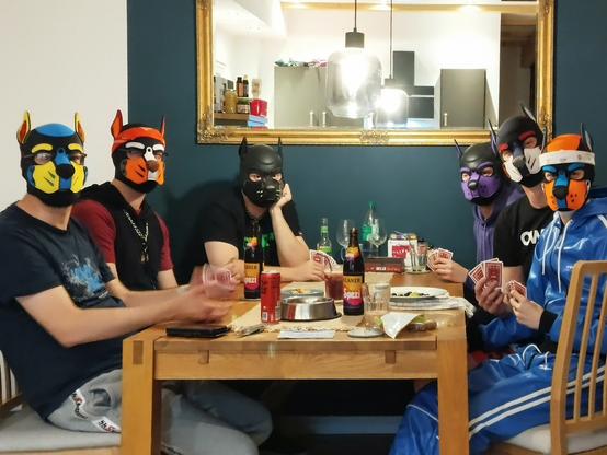 David, Taiyo, Merkur, Danzo, HeRO & Aki An einem Tisch mit Getränken, Snacks und dem Spiel Exploding Kittens