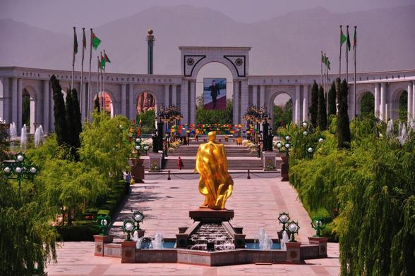 Una estatua dorada en Ashgabat (Getty Images)