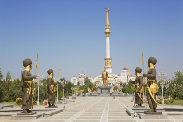 Estatuas delante del Monumento a la Independencia, Ashgabat, Turkmenistán (Getty Images)