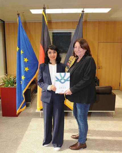 Die Bürgerbeauftragte des Landes Baden-Württemberg, Beate Böhlen, übergibt ihren Jahresbericht 2024 an Landtagspräsidentin Muhterem Aras.