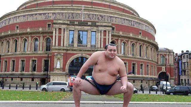 Video. Sumo wrestlers bring ancient Japanese tradition to London