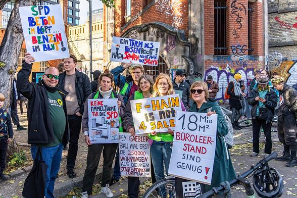 Das Foto von © Björn Obmann zeigt TeilnemerInnen der Demo mit verschiednen themenbezogenen Texttafeln