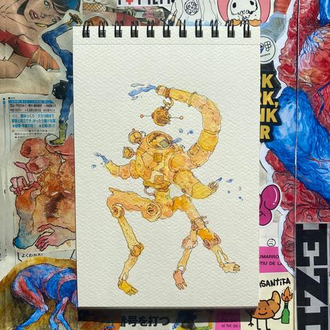 Ilustración en acuarela en color amarillo de un robot con cuerpo pegado por muchos retazos de distintas tonalidades de amarillo con forma de tetera con varios cuellos por los que sale liquido azul, del cuello principal torcido hacia arriba cuelga una cabeza de robot humanoid de un gancho. Abajo tiene 3 piernas que caminan torpemente.  La ilustración está dibujada en un cuaderno de espiral con hojas blancas y ene l fondo hay un collage con fotos e ilustraciones variadas