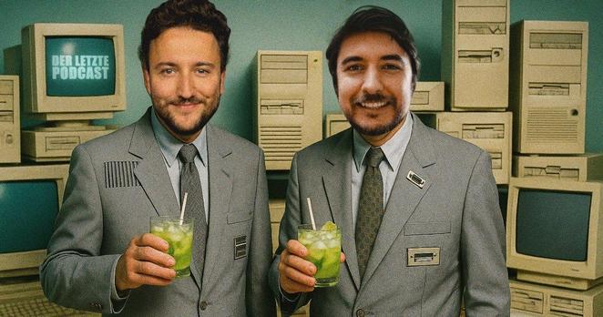 Der Kaffeemann hält auf diesem Coverbild von "Der Letzte Podcast" Folge 533 ein Glas Caipirinha mit Strohhalm drin. Er trägt einen silbergrauen Anzug und steht vor einem Lager voll grauer Retro-Computer mit Röhrenmonitoren aus den 1990er-Jahren. Das ganze Bild hat einen Vintage-Look aus dieser Zeit.