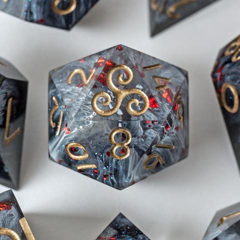 Detailaufnahme des D20 auf weißem Untergrund.