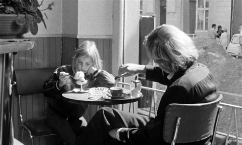 Szene aus dem Film: Ein Mann (mit Kaffee) und ein Mädchen (mit Eisbecher) sitzen im Eiscafe