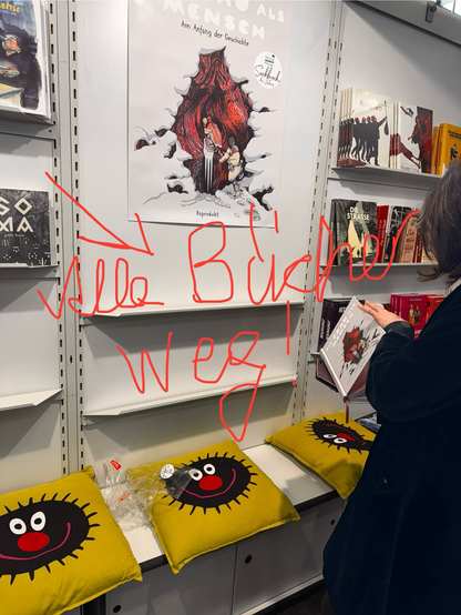 Ein leeres Bücherregal: alle meine Bücher weg, schon am 1. Messetag um 16:00 Uhr. Da heisst es schnell den Vertrieb anrufen.