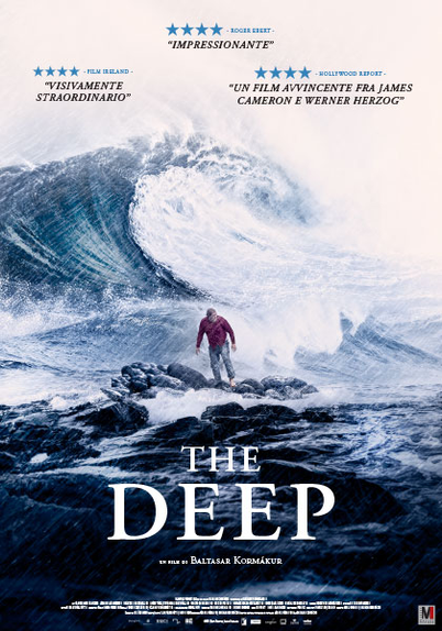 "Djúpið" di Baltasar Kormákur, 95 minuti, 2012.
-Basato su un incredibile vero incidente avvenuto nei gelidi mari al largo dell'Islanda nel 1984...- da themoviedb.org 

Locandina del film The Deep, diretto da Baltasar Kormákur. L’immagine mostra un uomo solitario in piedi su una scogliera rocciosa, mentre una gigantesca onda si abbatte alle sue spalle. La scena trasmette tensione e vulnerabilità, evocando il tema centrale del film: la lotta per la sopravvivenza in mare aperto. In alto compaiono recensioni entusiastiche con cinque stelle da Roger Ebert, Film Island e Hollywood Report, che lo descrivono come “impressionante”, “visivamente straordinario” e “avvincente fra James Cameron e Werner Herzog”. Il titolo THE DEEP è in caratteri bianchi centrati in basso, seguito dalla dicitura “Un film di Baltasar Kormákur”. L’atmosfera visiva richiama il potere della natura e la resilienz