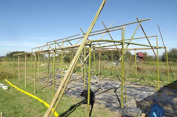 La trame horizontale est posée à 2,1 m au-dessus du sol (ou 2,2 m ? je sais déjà plus), puis les "pannes" et les "jambes de force" qui soutiennent la faîtière.