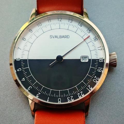 Cadran d'une montre SVALBARD NOONDAY AA17F dotée d'une seule aiguille et d'un champ de date. Le cadran est blanc entre 6 heures et 18 heures et noir de 18 heures à 6 heures.