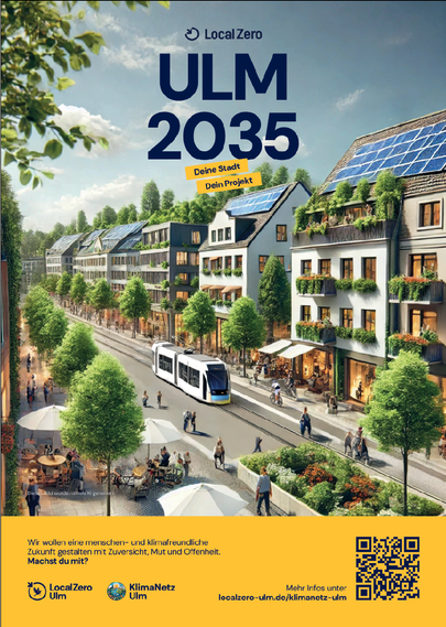 Eine lebensfreundliche Stadt mit Straßenbahn und vielen Fußgänger:innen auf den Baum-bestandenen Straßen. Auf den Dächern Fotovoltaik, klare, saubere Luft über Menschen, die gemütlich unter Schirmen sitzen und essen.
Oben steht in großen Lettern "Ulm 2035 Deine Stadt Dein Projekt"
Darunter ist eine Einladung zum Mitmachen bei LocalZero Ulm.