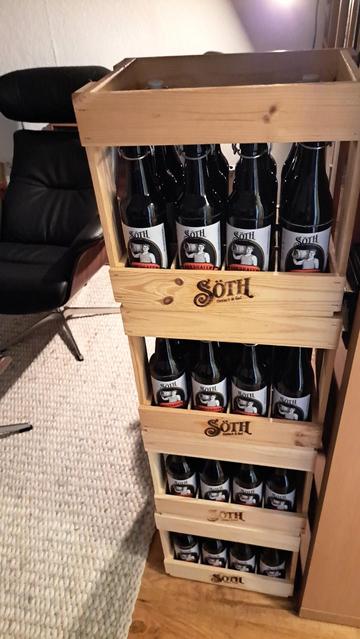 Vier Holzkisten gefüllt 1,5 Liter Bügelflaschen