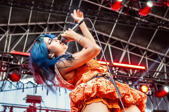 Picture: Ecca Vandal by Mabe Navarrete /Neave Visual Art.
Canela Party 2025, nada como vivirlo, pero si estuviste puedes disfrutar de esta colección de instantáneas.
https://www.lafactoriadelritmo.com/canela-party-2025/20-a-23-de-agosto-2025-en-malaga
#Press #Canelaparty #Rock #Punk #Alternative #Music #Fest #Reports #Reviews #Pictures #Lives #Gigs #LaFactoríadelRitmo