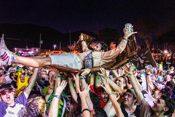 Pic: Público pasándolo 'pipa' en el Canela Party 2025 by Mabe Navarrete / Neave Visual Art
Del 20 al 23 de agosto de 2025 vivimos con intensidad uno de los mejores eventos musicales que ofrece la provincia de Málaga.
https://www.lafactoriadelritmo.com/canela-party-2025/20-a-23-de-agosto-2025-en-malaga/