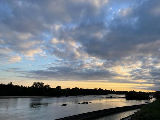 La Loire sous le ciel de fin du jour (gris bleu orangé)