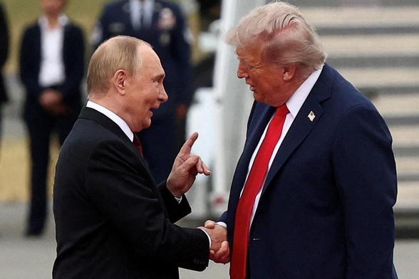 Donald Trump recibe a Vladimir Putin en la Base Conjunta Elmendorf-Richardson en Anchorage (Alaska), el 15 de agosto de 2025. (Kevin Lamarque / Reuters)