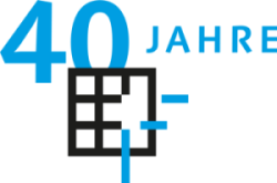 In blauer Farbe vor weißem Hintergrund: 40 Jahre.

Darunter ein stilisiertes Gitter eines Zellenfensters, allerdings sind zwei Gitterstäbe kaputt.