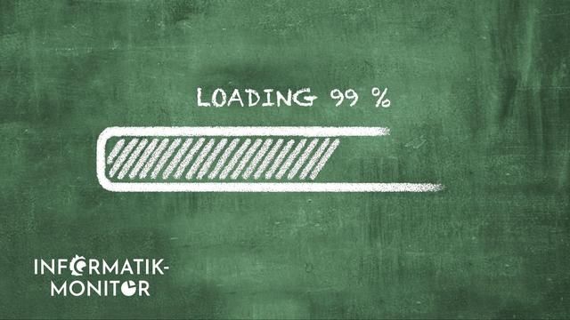 Grafik in Optik einer Tafel in der Schule: Mit Kreide ist ein Fortschrittsbalken angedeutet, der fast voll ist. Darüber steht "Loading 99%" und das Logo des Informatik-Monitors.