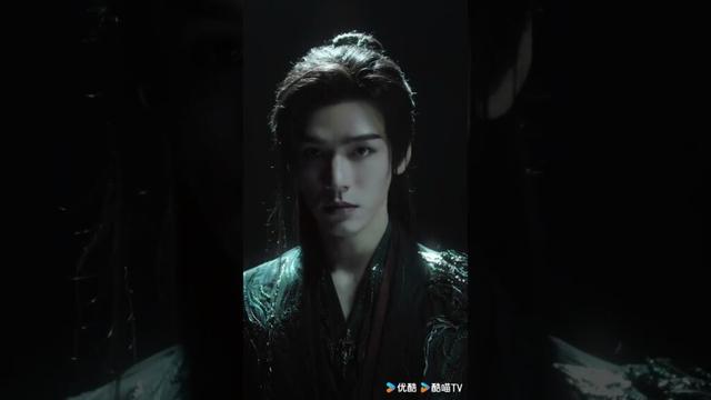 雨中执伞，暗河利刃，苏暮雨 #龚俊 深藏不露～ #暗河传 #BloodRiver #龚俊  #gongjun #彭小苒 #pengxiaoran #cdrama #youku #优酷