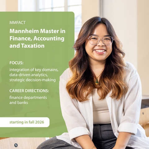 Eine Frau mit langen Haaren und einer Brille sitzt auf einem Tisch. Sie lächelt.