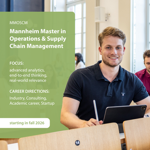 Ein Mann in einem dunkelblauen Poloshirt sitzt an einem Tisch.