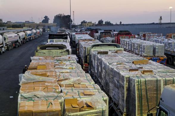 Camiones que transportan ayuda humanitaria y combustible, en el cruce hacia la Franja de Gaza en la frontera de Rafah, en el lado egipcio, el 17 de octubre de 2025. (REUTERS)