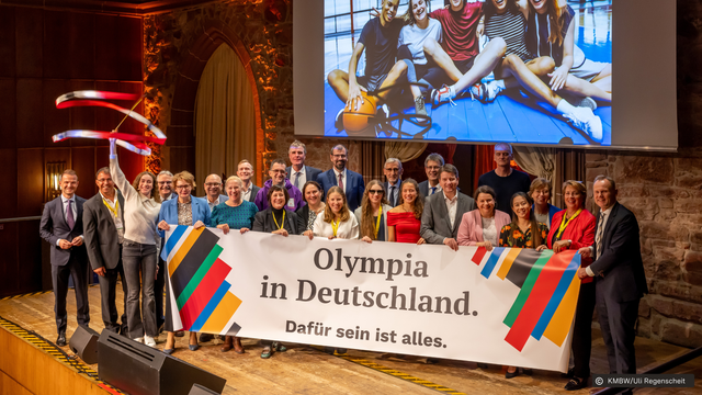 Gruppenbild im Heidelberger Schloss. Teilnehmer der Sportministerkonferenz sprechen sich mit einem Banner für eine Olympia-Bewerbung Deutschlands aus. Das Banner trägt die Aufschrift: "Olympia in Deutschland. Dafür sein ist alles."