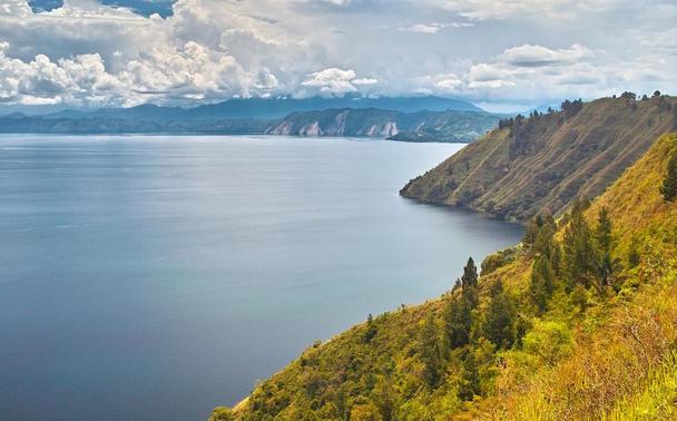Vue du lac Toba (Indonésie), qui ne s’est peut-être pas formé en une fois. CC BY Max Grabert.