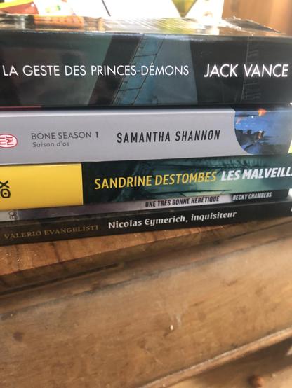 Une pile de 5 livres vues sur la tranche pour voir titres et auteurs: La geste des Princes-Demons de J. Vance; Bone Season 1 de S. Shannon; Les Malveillants de S. Destombes; Nicolas Eymerich, Inquisiteur de V. Evangelisti; Une tres bonne heretique de B. Chambers.