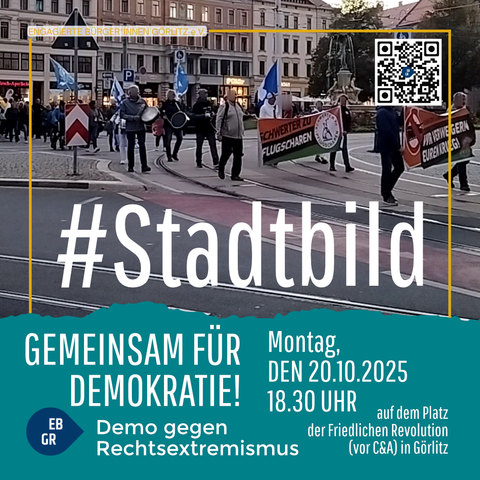 Das Bild zeigt eine Demonstration in einer Innenstadt. Mehrere Personen gehen mit Fahnen und Transparenten über eine Straßenkreuzung. Auf einem der Banner ist der Text „Schwerter zu Pflugscharen“ zu erkennen. Im Hintergrund stehen mehrstöckige Altbauten mit Geschäften im Erdgeschoss.

Im Vordergrund ist eine grafische Gestaltungsebene mit Text zu sehen:

Groß in der Mitte steht der Hashtag #Stadtbild.

Darunter steht: „Gemeinsam für Demokratie! Demo gegen Rechtsextremismus“.

Rechts daneben befinden sich weitere Angaben: „Montag, den 20.10.2025, 18.30 Uhr, auf dem Platz der Friedlichen Revolution (vor C&A) in Görlitz“.

Oben links steht „Engagierte Bürger:innen Görlitz e.V.“, oben rechts ist ein QR-Code abgebildet.

Die Farbgestaltung nutzt überwiegend Blau-, Weiß- und Gelbtöne.