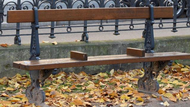 Eine Banke mit schlanker Rückenfront oder Stegen um das drauf liegen zu erschweren.