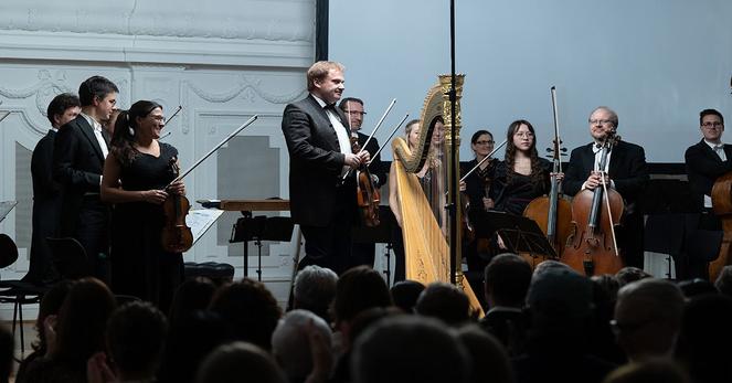 Musikerinnen und Musiker auf der Bühne