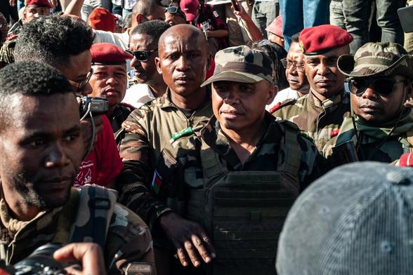 Soldados del Centro de Administración de Personal del Ejército (CAPSAT), liderados por el coronel Michael Randrianirina. (Anadolu via Getty Images)