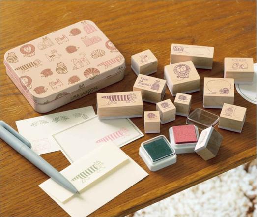リンネル1月号、北欧の猫と仲間たちの“木製スタンプ”付録。ブリキ缶ケース＆インク付き 「リサ・ラーソン」コラボ - トラベル Watch